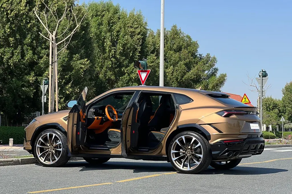 Lamborghini urus S 2024 (4).webp